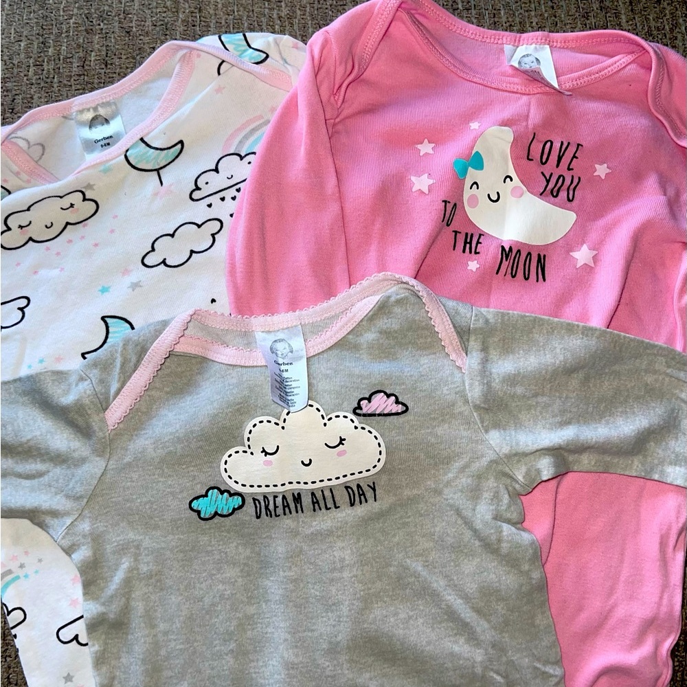 Gerber sleep gown set of 3!  0 to 6 months
